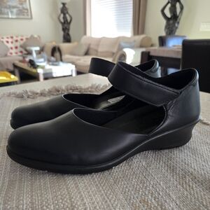 Ecco Felicia Dorsey Women’s  Mary jane.  Size 5.5 US / 36.     Leather!